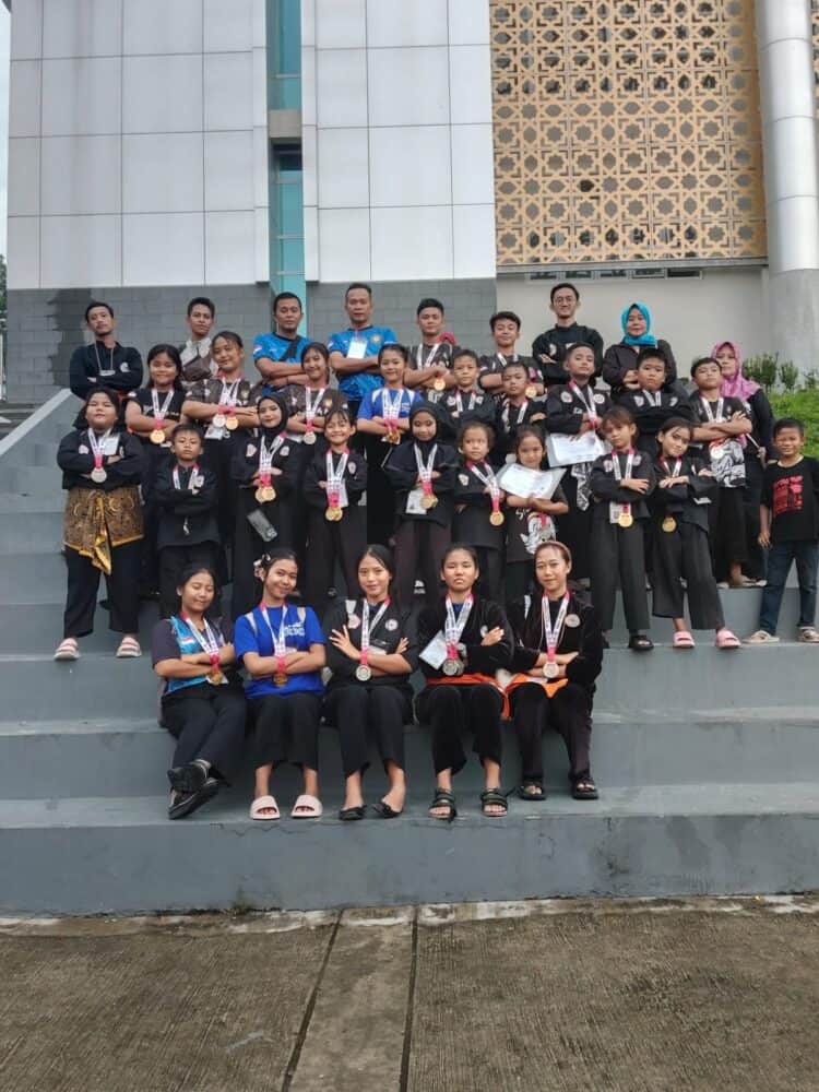 BERFOTO BERSAMA - Pesilat dari Padepokan Seni Pencak Silat Manderaga, Desa Cimanis, Kecamatan Sobang, Kabupaten Pandeglang, berfoto bersama, sebelum diberangkatkan ke Jakarta. (ISTIMEWA)