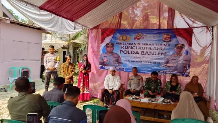 BEDAH RUMAH - Sekeluarga di Kecamatan Pamarayan, Kabupaten Serang, mendapat bantuan bedah rumah dari jajaran Polsek Pamarayan Polres Serang, Selasa (30/6/2026). (ISTIMEWA)