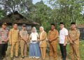 Kantah dan Bupati Serang Ratu Rahmatuzakiyah, membagikan sertipikat gratis kepada masyarakat Kecamatan Kopo, Selasa (30/6/2026). (ISTIMEWA)