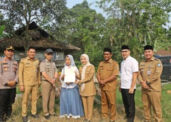 Kantah dan Bupati Serang Ratu Rahmatuzakiyah, membagikan sertipikat gratis kepada masyarakat Kecamatan Kopo, Selasa (30/6/2026). (ISTIMEWA)