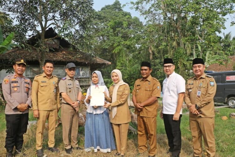 Kantah dan Bupati Serang Ratu Rahmatuzakiyah, membagikan sertipikat gratis kepada masyarakat Kecamatan Kopo, Selasa (30/6/2026). (ISTIMEWA)