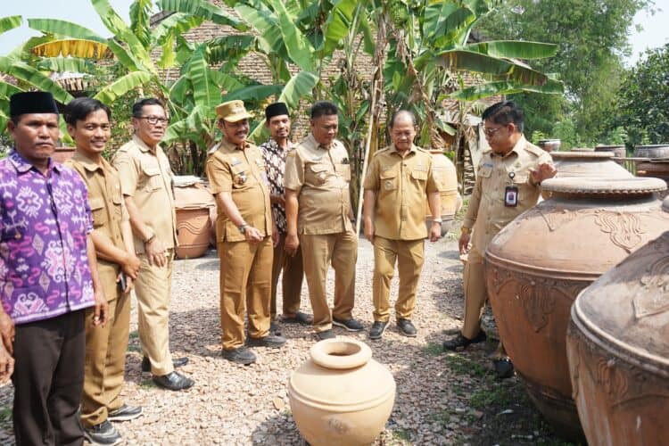TINJAU LOKASI - Wakil Bupati (Wabup) Serang Najib Hamas, tinjau aktifitas pembuatan gerabah, di Desa Bumijaya, Kecamatan Ciruas. (ISTIMEWA)