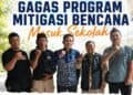 Pengurus Perkumpulan Boedak Suang, berfoto bersama dengan Ketua PGRI Kabupaten Pandeglang Sutoto (tengah). (ISTIMEWA)