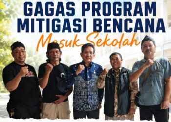 Pengurus Perkumpulan Boedak Suang, berfoto bersama dengan Ketua PGRI Kabupaten Pandeglang Sutoto (tengah). (ISTIMEWA)