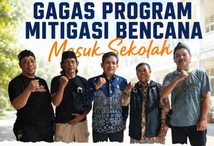 Pengurus Perkumpulan Boedak Suang, berfoto bersama dengan Ketua PGRI Kabupaten Pandeglang Sutoto (tengah). (ISTIMEWA)