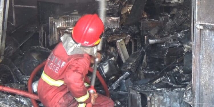 Toko Elektronik Ludes Terbakar di Pondok Aren, Kerugian Ditaksir Capai Rp700 Juta