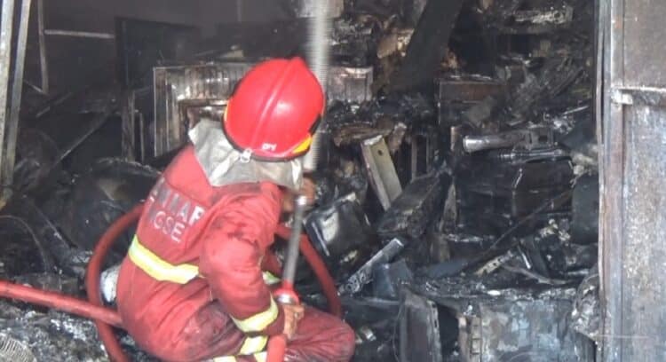 Toko Elektronik Ludes Terbakar di Pondok Aren, Kerugian Ditaksir Capai Rp700 Juta