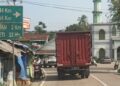 SIMPANG CARINGIN – Salah satu titik ruas jalan rawan kecelakaan, adalah simpang Caringin. Karena, di lokasi itu jarang ada petugas resmi, minim lampu PJU dan minim rambu-rambu, Senin (8/6/2026). (MARDIANA/SATELITNEWS.COM)