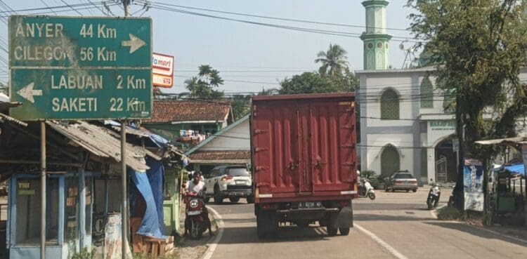 SIMPANG CARINGIN – Salah satu titik ruas jalan rawan kecelakaan, adalah simpang Caringin. Karena, di lokasi itu jarang ada petugas resmi, minim lampu PJU dan minim rambu-rambu, Senin (8/6/2026). (MARDIANA/SATELITNEWS.COM)