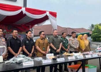 PEMUSNAHAN BARANG BUKTI – Kejaksaan Negeri (Kejari) Pandeglang, memusnahkan sejumlah barang bukti perkara tindak pidana umum, di halaman Kantor Kejari Pandeglang, Selasa (9/6/2026). (ISTIMEWA)