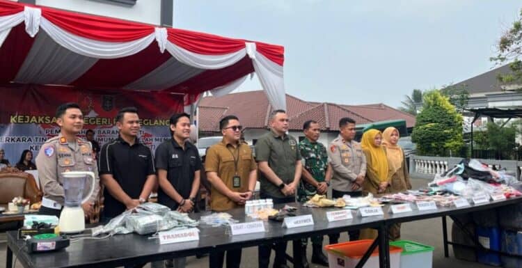 PEMUSNAHAN BARANG BUKTI – Kejaksaan Negeri (Kejari) Pandeglang, memusnahkan sejumlah barang bukti perkara tindak pidana umum, di halaman Kantor Kejari Pandeglang, Selasa (9/6/2026). (ISTIMEWA)