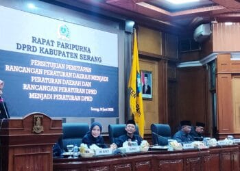 RAPAT PARIPURNA – Bupati Serang Ratu Rahmatuzakiyah, menyampaikan pendapatnya dalam rapat paripurna tentang Revisi Perda Retribusi dan Pajak Daerah. (ISTIMEWA)