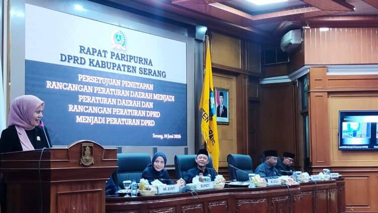 RAPAT PARIPURNA – Bupati Serang Ratu Rahmatuzakiyah, menyampaikan pendapatnya dalam rapat paripurna tentang Revisi Perda Retribusi dan Pajak Daerah. (ISTIMEWA)