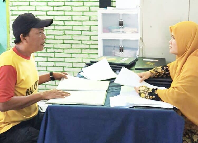 AMBIL RAPOR – Seorang ayah Lulu Jamaludin (kiri), sedang berbincang dengan guru anaknya sesaat setelah menerima rapor anaknya di sekolah. (ISTIMEWA)