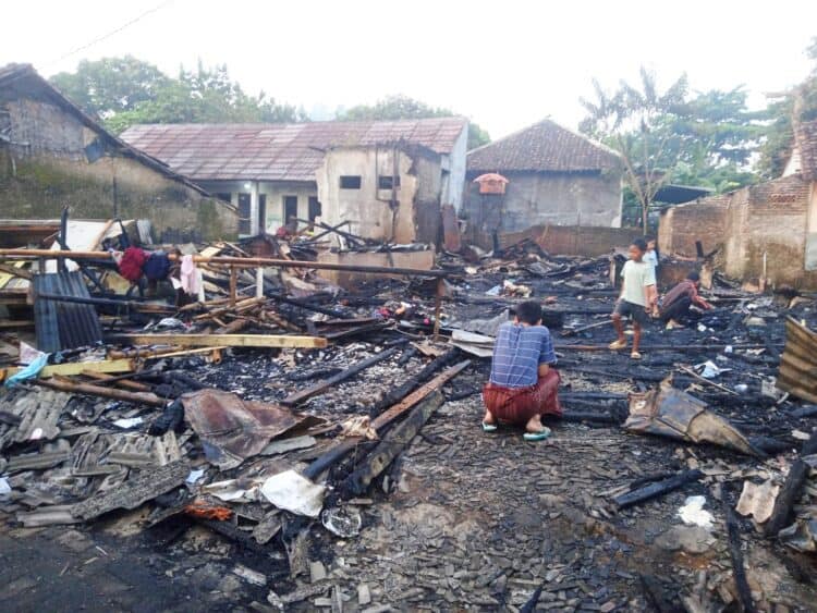 LUDES TERBAKAR - Rumah warga Kampung Makui, Desa Kalanganyar, Kecamatan Labuan, Kabupaten Pandeglang, ludes terbakar, Kamis (18/6/2026). (ISTIMEWA)