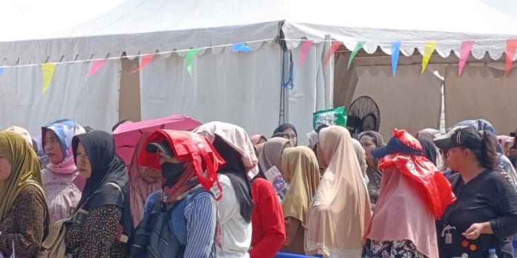 Ribuan Warga Tangsel Rela Antre Demi Sembako Murah di Bazar HUT Bhayangkara ke-80