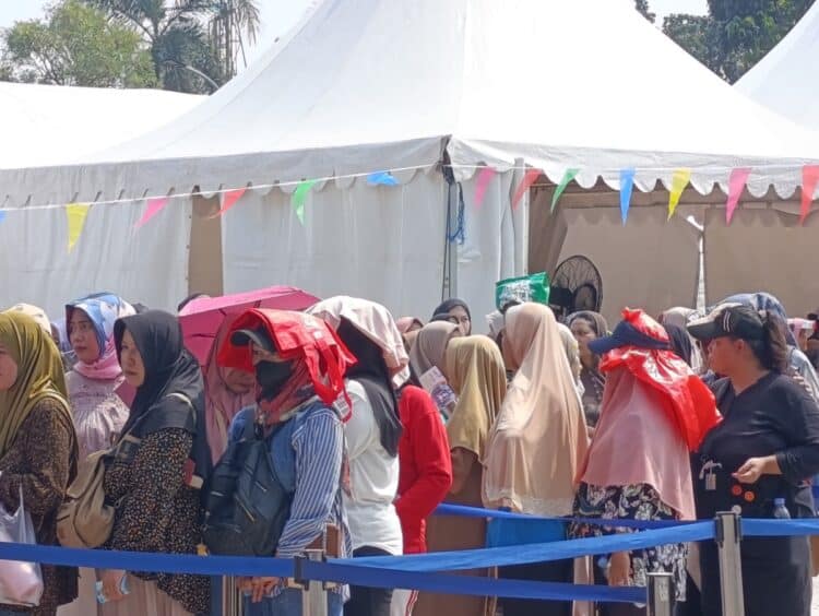 Ribuan Warga Tangsel Rela Antre Demi Sembako Murah di Bazar HUT Bhayangkara ke-80