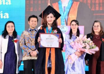 Arumi Bachsin Hadiri Acara Kelulusan Anak Pertamanya