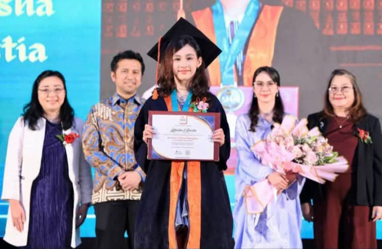 Arumi Bachsin Hadiri Acara Kelulusan Anak Pertamanya