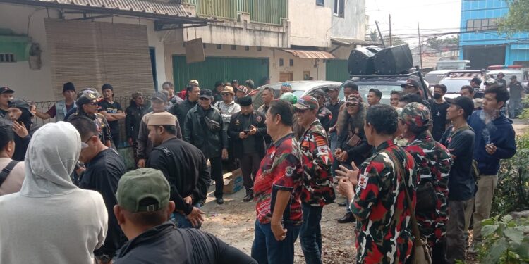 “Pemda Diam”, Jalan Kemuliaan Cipondoh Akhirnya Dibuka Kelompok Ormas