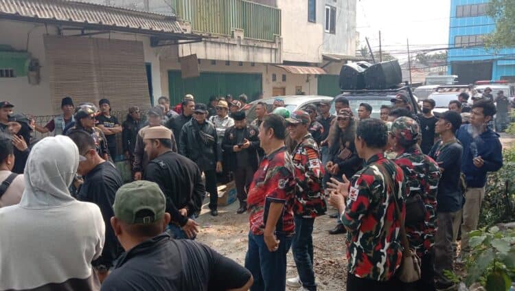 “Pemda Diam”, Jalan Kemuliaan Cipondoh Akhirnya Dibuka Kelompok Ormas
