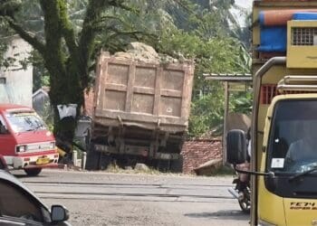 Horor Rem Blong, Truk di Lebak Tabrak Palang Perlintasan Hingga Nyaris Terjun ke Jurang