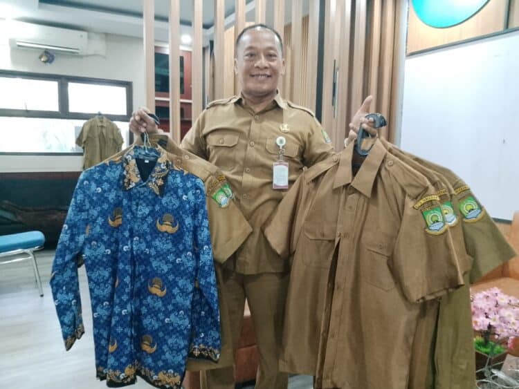 Jelang Pensiun, Sekdis Kominfo Kota Tangerang Hibahkan Seragam Dinas