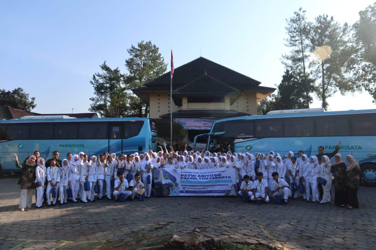Kenalkan Program Dudi, SMK Kesehatan Riksa Indrya Kunjungi BPSTW Dharma Graha dan PT Indoraya Yogyakarta