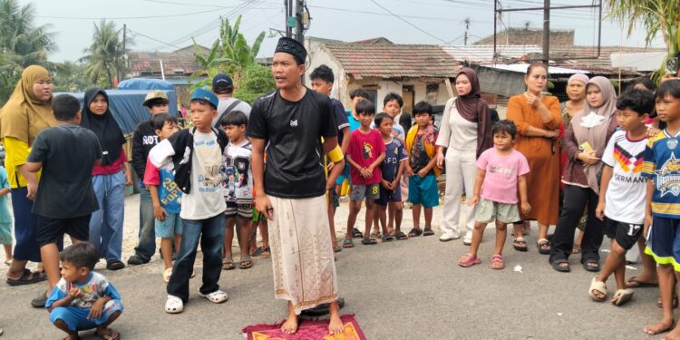 Eksekusi Lahan di Cisoka Tangerang Memanas, Anak Abah Kasudin Blokir Ekskavator dengan Sajadah