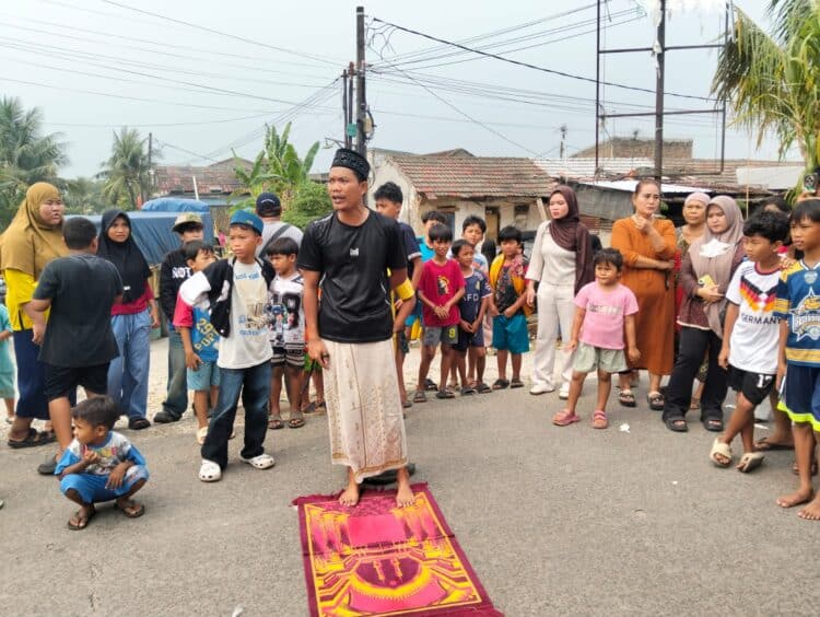 Eksekusi Lahan di Cisoka Tangerang Memanas, Anak Abah Kasudin Blokir Ekskavator dengan Sajadah