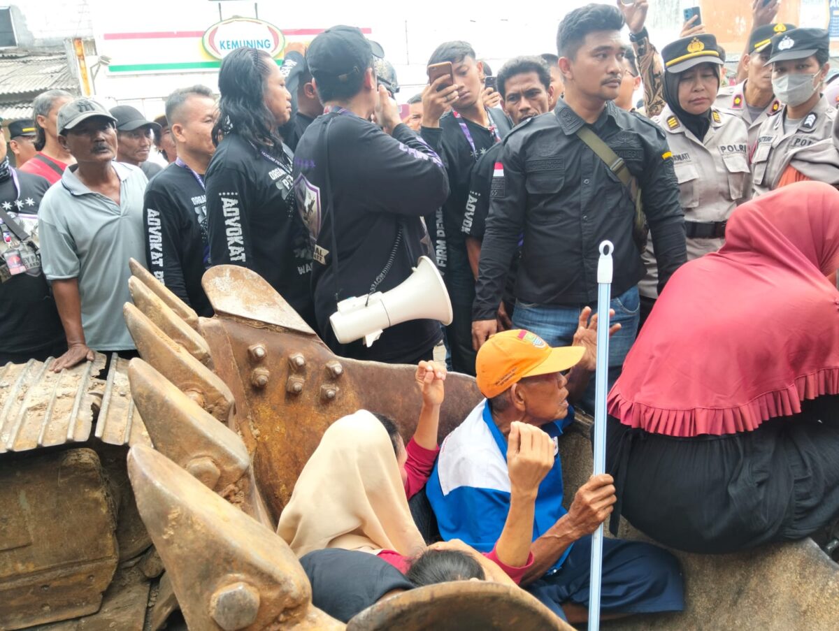 Eksekusi Lahan di Cisoka Tangerang Memanas, Anak Abah Kasudin Blokir Ekskavator dengan Sajadah
