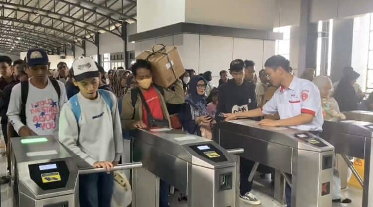 Libur Panjang Usai, Ribuan Penumpang Padati Stasiun Rangkasbitung