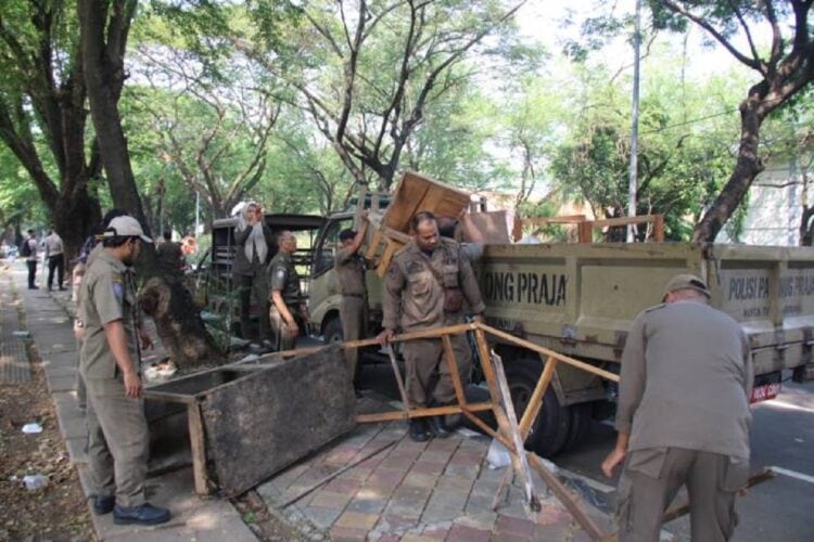 Dianggap Mengganggu Pejalan, PKL di Sekitar Tugu Adipura Ditertibkan