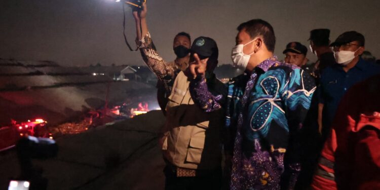 Bupati Tangerang Pimpin Langsung Penanganan Darurat Kebakaran TPA Jatiwaringin