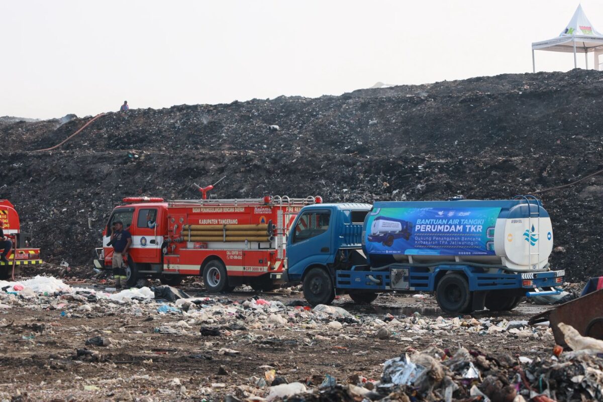 Perumdam TKR Berikan Bantuan Sembako dan Penyediaan Air Bersih Gratis Bagi Warga Terdampak Kebakaran TPA Jatiwaringin
