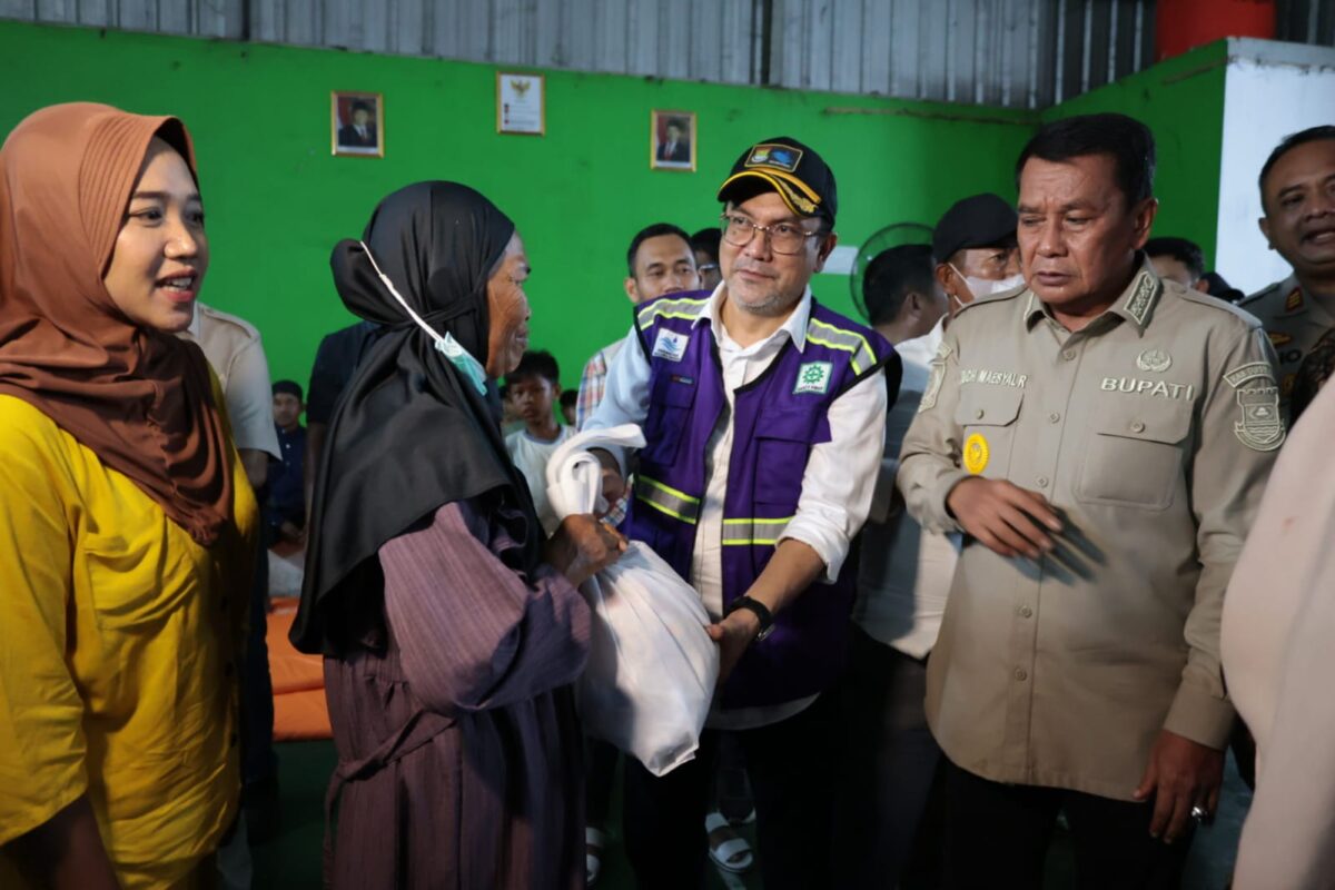 Perumdam TKR Berikan Bantuan Sembako dan Penyediaan Air Bersih Gratis Bagi Warga Terdampak Kebakaran TPA Jatiwaringin