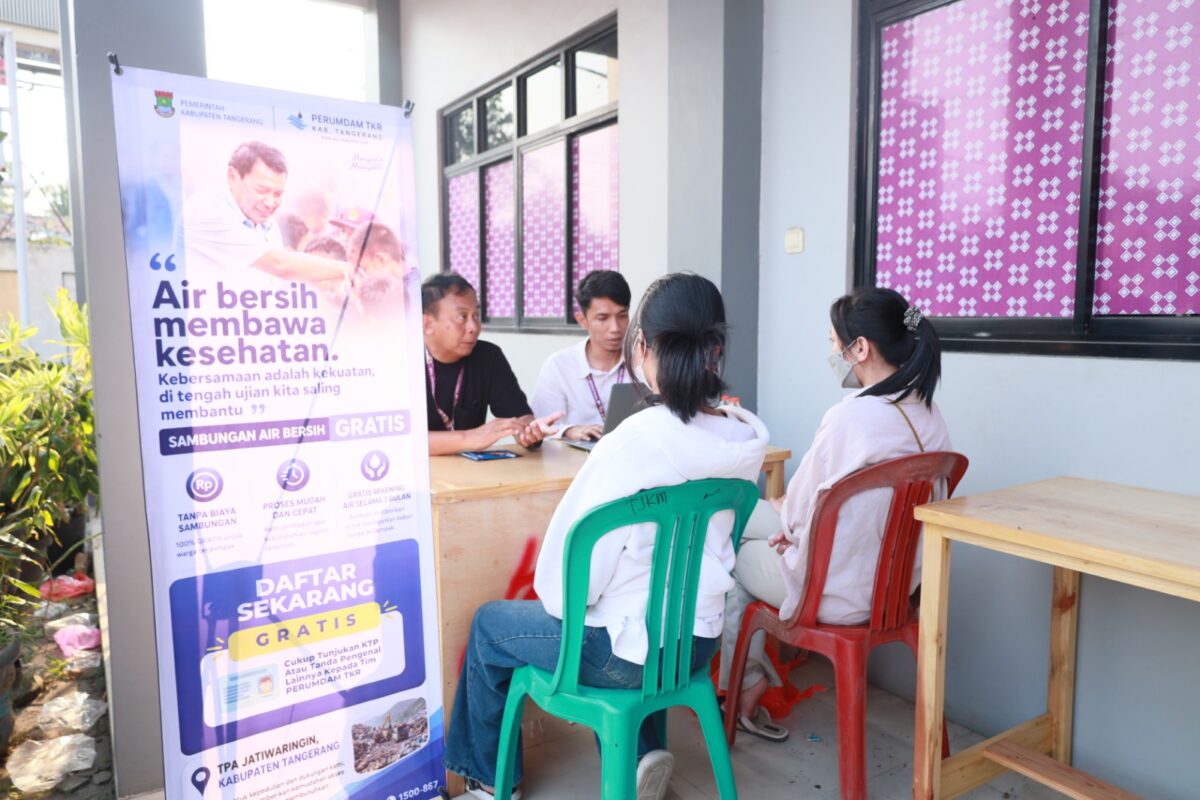 Perumdam TKR Berikan Bantuan Sembako dan Penyediaan Air Bersih Gratis Bagi Warga Terdampak Kebakaran TPA Jatiwaringin