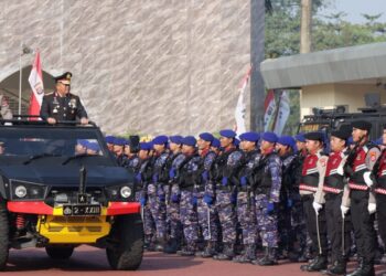 MEMERIKSA PASUKAN : Wakapolda Banten Brigjenpol Hendra Wirawan (sebelah kanan diatas mobil), memeriksa pasukan pada puncak peringatan HUT Bhayangkara Ke-80. (ISTIMEWA)