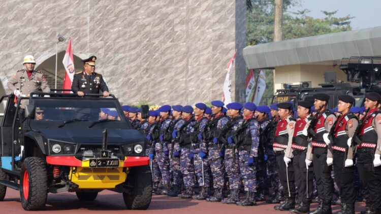 MEMERIKSA PASUKAN : Wakapolda Banten Brigjenpol Hendra Wirawan (sebelah kanan diatas mobil), memeriksa pasukan pada puncak peringatan HUT Bhayangkara Ke-80. (ISTIMEWA)