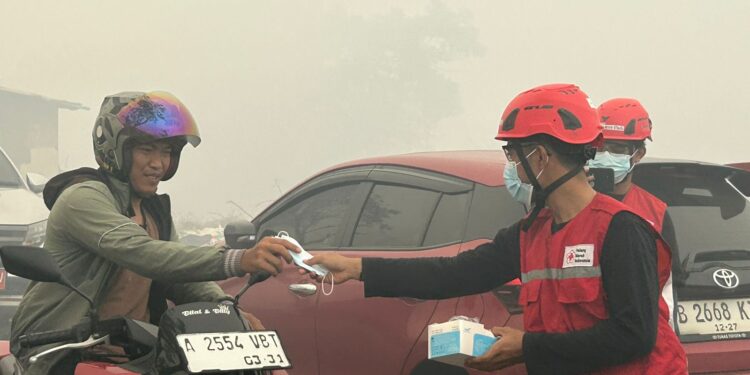 154 Warga Terdampak Asap TPA Jatiwaringin Jalani Pemeriksaan, Api Masih Membara