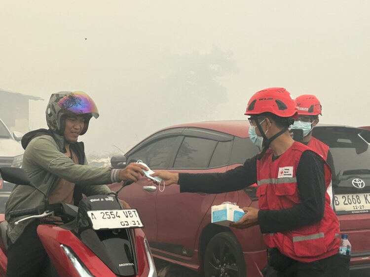 154 Warga Terdampak Asap TPA Jatiwaringin Jalani Pemeriksaan, Api Masih Membara