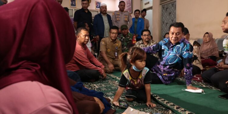 Bupati Tangerang Pastikan Pengungsi Korban Asap TPA Jatiwaringin Terlayani