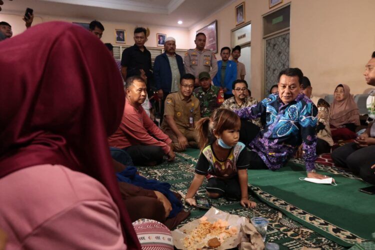 Bupati Tangerang Pastikan Pengungsi Korban Asap TPA Jatiwaringin Terlayani