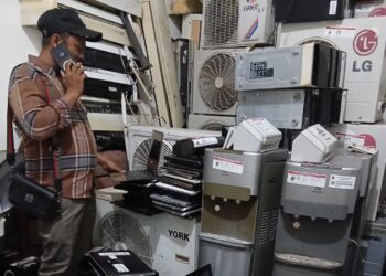 MEMERIKSA BARANG : Seorang pemenang lelang, memeriksa BMD yang berhasil dibelinya. (ISTIMEWA)