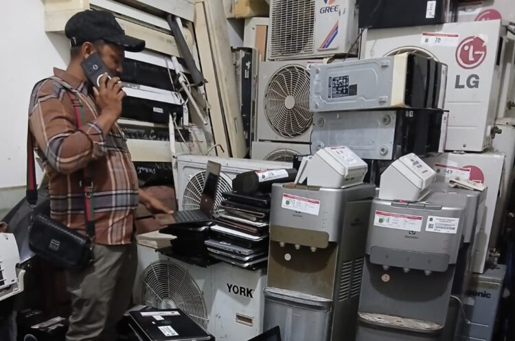 MEMERIKSA BARANG : Seorang pemenang lelang, memeriksa BMD yang berhasil dibelinya. (ISTIMEWA)