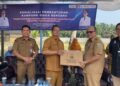 MENYERAHKAN BANTUAN LOGISTIK : Pegawai Dinsos Banten, menyerahkan bantuan logistik secara simbolis, untuk mengisi stok logistik lumsos di Kecamatan Padarincang. (ISTIMEWA)