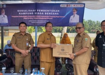 MENYERAHKAN BANTUAN LOGISTIK : Pegawai Dinsos Banten, menyerahkan bantuan logistik secara simbolis, untuk mengisi stok logistik lumsos di Kecamatan Padarincang. (ISTIMEWA)