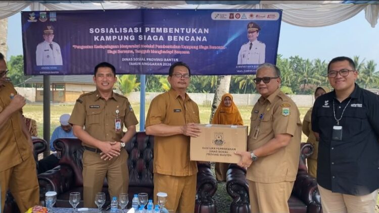 MENYERAHKAN BANTUAN LOGISTIK : Pegawai Dinsos Banten, menyerahkan bantuan logistik secara simbolis, untuk mengisi stok logistik lumsos di Kecamatan Padarincang. (ISTIMEWA)