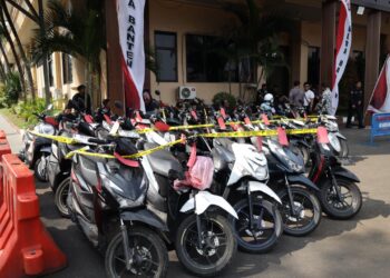 MOTOR HASIL CURIAN : Belasan motor hasil curian berhasil diamankan dan terparkir di halaman Mapolda Banten. (ISTIMEWA)