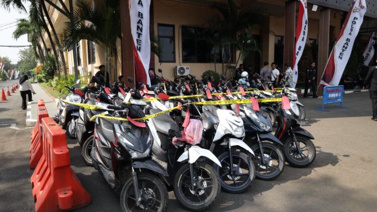 MOTOR HASIL CURIAN : Belasan motor hasil curian berhasil diamankan dan terparkir di halaman Mapolda Banten. (ISTIMEWA)